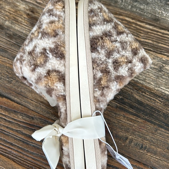 NWT - LEOPARD PRINT SHERPA SLIPPERS - Picture 5 of 6